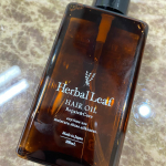 オイルトリートメント✨セミロングで4プッシュでツヤツヤです！香りもオーガニック系のいい香り💕指通りが滑らかで好きです♡#ハーバルリーフ #HerbalLeaf #ハーバルリーフ…のInstagram画像
