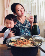 Nice lunch time🥂The joy of drinking sparkling wine for lunch🍾✨I made paella with a multi-frying …のInstagram画像