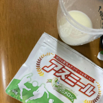 アスミールが届いたので、どれ飲む？って、聞いたら、めっちゃメロメロン🍈味にする…って、事で、めっちゃメロメロン🍈味にしました。　ほんのり、メロン味やなぁ。って、言うてました。けれども、顔を…のInstagram画像