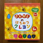 もうすぐ2歳になる息子🧒🏻最近はお絵かきが好きで、クレヨンや色鉛筆で毎日たくさんお絵描きをしています！三角のクレヨンはとても持ちやすくて描きやすそうです😳💕#クレヨン #みつろうクレヨ…のInstagram画像