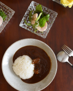 今日のお昼はみんな大好きなカレー👨🏻👦🏻⁡大人はビーフカレー◎習い事のある日はバタバタするのでレトルトに頼ります🤣👍👍⁡このビーフカレー美味しかった😋お肉ゴロゴロ〜〜♥♥ホ…のInstagram画像