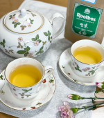 最近はこのお茶。TIGERさんの、生葉（ナマハ）ルイボスティー。今まで飲んでいたルイボスティーとは、色も香りも違ってびっくり‼️緑茶のような紅茶のような、とっても癒される優しい香り。ポットであ…のInstagram画像