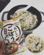 ＊今日の晩ごはんは、マルトモさんの【ごぼうだしの素】を使って炊き込みご飯を作りました🍚..９月1日に発売された新商品のごぼうだしの素🎶コレを入れるだけで味変わるのかなぁ🤔と半信…のInstagram画像