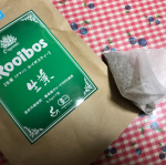 .オーガニック　生葉（ナマハ）ルイボスティー.蒸気を使うことであえて発酵を止める、日本の緑茶のような製法でつくられてるルイボスティー🍵.プレミアム•ルイボスティーとは、色も風味…のInstagram画像