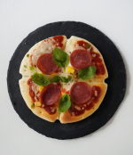 ・・・〜ミックスピザ〜 ・・・・・・・・今夜のおつまみはマルハニチロの冷凍食品「ミックスピザ3枚入」をいただきました。凍ったままガスグリルに入れて焼くだけの超簡単。…のInstagram画像
