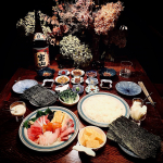 おとといの夜ごはん。手巻き寿司でした😊．木更津のお土産で美味しい海苔をいただいたので手巻き寿司にしました。．炊き立てのごはんで酢飯をつくって幸せな夜ごはんでした。．お米はい…のInstagram画像