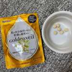 季節の変わり目はお肌が揺れがちで乾燥肌がより一層乾燥するので、ゴールデンヴェール（Golden veil）を飲んでみました！こちらは肌の水分保持に役立ち、乾燥を緩和する秋ウコンエキス配合です！…のInstagram画像