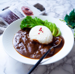 ちょっと前のランチ🍛麻布十番シリーズの「ビーフカレー18種のスパイス使用 」😋いつも麻布十番シリーズには期待しまくっているのですが、こちらも美味しい💓思った以上の牛肉のゴロゴロ感レ…のInstagram画像