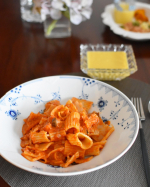 おうちランチ🍴トマトソースに、残っていたマスカルポーネを足したらこっくり好みのお味に💓⁡⁡息子用はマスカルポーネ多めでよりクリーミーに👦🏻パケッリという太い筒パスタで。ショート…のInstagram画像