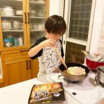 晩ご飯で鶏チャーシュー丼と汁物のかわりにキンレイの味噌ラーメンも食べました🍜お鍋に入れるだけやし子供も簡単に作れちゃうやつ😆フライパンでもできる👍🏻この日は煮卵トッピングしました✨＊パッケー…のInstagram画像
