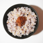 ・・・〜自家製梅干&北海道玄米雑穀〜 ・・・・・・・・たまには雑穀米をいただきます。こちらは北海道産の玄米と雑穀をブレンド。いつものごはんに混ぜて炊くだけで、手軽に栄養…のInstagram画像