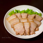 .〜今日のおうちごはん&おつまみ〜•手作りチャーシュー（旦那作）..青葱を大量にもらったので、旦那が青葱で煮込んだチャーシューを作ってくれました。辛子と青葱を乗せて食べたら、お…のInstagram画像