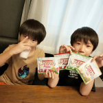 成長補助飲料【アスミール】たった1杯で1日の栄養素の約80％以上が補える優れもの。ココア·メロメロン·ハッピーチ·イチゴミルク、の4つの味から最初に選ばれたのはイチゴミルクでした🍓牛乳とシ…のInstagram画像