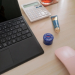 Blistexのデザイン大好き！！このリップメディックスという指で塗るタイプ、とってもいいよ〜🥰仕事してると、無性にリップとかハンドクリーム塗りたくなるのは私だけ？？「コスメど…のInstagram画像
