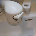 歯ブラシでも洗剤でも落ちない頑固な汚れ。水垢がこびりついてしまって、なす術なし···なんとかしたいです。季節を問わず、掃除には取り組んでいます。#地球洗い隊 #とれるNO1 #バイオ洗剤 #米…のInstagram画像