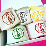 八天堂さんのくりーむパン詰合せが届きました♪生クリーム、カスタード、チョコ、抹茶、小倉の5種類の詰め合わせセットです。届いたら絶対うれしいセットですよね〜。2段になっていて、下段との間には…のInstagram画像
