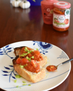 軽くトーストしたパンにトマトソース、追いミニトマト、オリーブオイルをかけて😋⁡⁡パンは昭和区のKISOの高加水パン、トマトソースはデラノンナのトマト＆オリーブ🫒パンの気泡に染み…のInstagram画像