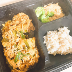 🍽医療食専門のメーカーが作った高タンパク低糖質のヘルシーな冷凍弁当をお試しさせて頂きました🤍今回いただいたお弁当のメインは豚キムチ🐖それにブロッコリーと蒸し鶏かな？…のInstagram画像
