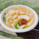 𓍯⁡お水がいらない 鍋焼うどん 🥘⁡だし、麺、具が一つになってるので、鍋に入れて温めるだけで完成します✨⁡＜だし＞そうだかつお節、さば節、いわし節、真昆布、椎茸から丁寧にとった関西の黄…のInstagram画像