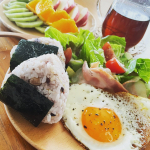 北海道玄米雑穀を試してみました😊普通におにぎりにしても雑穀が入っていると見た目も少し華やかな感じになりますし、満足感がアップ😆簡単ランチにカレーにも使ってみました🍛レトルトのカレーを使った…のInstagram画像