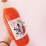 🥕\ 人参ジュース♡ /添加物不使用の人参ジュース。原材料に使われている人参も全国栄養価コンテストで最優秀賞の受賞歴がある人参を使ってるとか🥕大きな瓶に入った人参ジ…のInstagram画像
