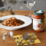 こちらは、ひき肉の代わりに植物性たんぱくを使用したボロネーゼ風パスタソース♪ですから、ひき肉を使わずにボロネーゼを作ってみました。用意するのは、オリーブオイルとナスのみ♪オリー…のInstagram画像