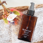 【ハーバルリーフ オーガニックヘアオイル】をお試ししました🌿ビタミンC誘導体によるキューティクル補修に着目したワンランク上のヘアオイル✨ハーバルリーフオリジナルブレンドの天然由来オイルも贅沢に配…のInstagram画像