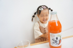 .   人参のジュースと分かって嬉しげなかほぴ♡♡♡　　人参大好きだもんね〜♩　　「かんぱーい✩」して飲んだら一瞬、困惑顔 𓏲？！からの笑顔に ¨̮…のInstagram画像