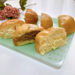 大好きな八天堂さんのクリームパン☕︎⁡フローズンクリームパン✤⁡•生クリーム•カスタード•チョコレート•抹茶•小倉⁡ふわっとしていて口溶けのいいクリームが入…のInstagram画像