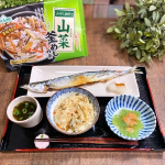 *お買い物に行ったら美味しそうな秋刀魚を売っていました。迷わず晩ごはんに決定！献立は秋刀魚の塩焼きと山菜釜めし、もずく酢、刺身こんにゃく。和食で決めてみました♪山菜釜めしは、テーブルランド…のInstagram画像