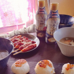 今日のお昼❤️冷飯を握って焼きおにぎりに🍙お味噌汁は干しシイタケで出汁をとり、🥕とレンコンの根菜メイン。オクラは彩りととろみ付けで体のぽかぽか感を高める✨あとは焼いたソーセージたち😊…のInstagram画像