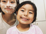 炭酸パック初体験！プルプルのパックを顔全体に塗りたくって、すごく贅沢♡20分後にはがしたら、お肌が赤ちゃんみたいにプルンプルンに変身していて驚き！！これこそお家エステだわ！！ジェル作りは次女ちゃ…のInstagram画像