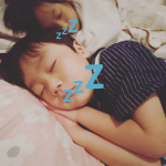 miffy_paruru💤とある日の子供達💤息子#4歳 の寝る姿…この格好でたまに寝るんだけど、かわいすぎるー💛#PR #株式会社イッティ #雲のやすらぎプレミアム #マットレス #敷…のInstagram画像