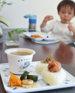 今日のお昼ごはん⁡⁡習い事をお休みしたので朝から2人でゴロゴロ〜⁡⁡お昼は新米おむすびと常備菜に、肌寒いので豚汁を◎豚汁はレンジでチン🤣👍👍⁡具材たっぷり〜♡…のInstagram画像