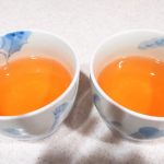 緑茶のような製法で作られた生葉のルイボスティーお湯で煮出しましたが、きれいな色のルイボスティーが出来上がりました！味は紅茶のような風味に感じられ、上品なおいしさでした#タイガー…のInstagram画像
