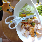 ひとくちカット はさみ✄子供の野菜や麺などを小さく切る用のはさみです。離乳食の時期にぴったり🙋キッチンばさみより小さくてケースつきなので持ち運びにも良さそう✨キッチンばさみより力をいれれず…のInstagram画像