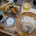 昼ごはんです。お惣菜の天ぷらとおいなりさんで天ざる定食❣️美味しそうなお蕎麦だったんで、お塩も用意してみました。#昼ごはん #おうちごはん #おうちごはんlover #ふたりご…のInstagram画像