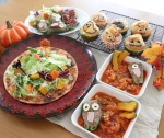 いつもの料理も顔をつけてハロウィンっぽくしてみました！この日のメニューはミネストローネサラダピザピーマンの肉詰めさつまいものマフィン息子たちも喜んでくれて良かったです🎃…のInstagram画像