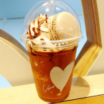 マックカフェとゴディバのコラボフラッペ「ゴディバチョコレート エスプレッソフラッペ&マカロン」McCafe by Baristaのお店って近くに全然ないので、出先で見つけてちょうど時間をつ…のInstagram画像