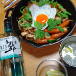 ある日の夕食✨🍻🎶卵があると、なんでこんな特別感が出るんだろう…😋🍳#おうちごはん #焼きそば#翠ジンソーダ (当選者のみのキャンペーンです🥲)#翠のある食卓#おうちご…のInstagram画像