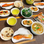 今日の晩ごはん。@tablemark_jp 様より頂いたきのこ釜めし 。これめっちゃ美味しい！出汁がいい具合に効いていてきのこも美味しい🍄#鮭の塩焼き 。ともがこないだから#豚汁 作って〜…のInstagram画像