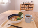 🤍お水がいらないシリーズの『横浜家系ラーメン』をお試しさせていただきました。お水がいらないってことで冷凍で届いて、そのままお鍋にポン✨水を軽量してとか、スープを別で温め…のInstagram画像