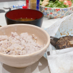 ごはんは玄米雑穀ごはん🍚玄米と雑穀米が気になってたので@genmaikoso_official さまの北海道玄米雑穀 をお試しさせていただきました✨ごはんに混ぜて炊くだけな…のInstagram画像