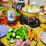 たまに食べたくなるチーズフォンデュ🧀チーズは、ウマイな✨今回初めて、ローストビーフもつけてみたんだけど、これまた超ウマイ😆野菜もたくさん🥦🥒ワインも格別⤴️🤩#…のInstagram画像