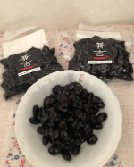 【カネ吉　黒豆】カネ吉さまでは、家庭で煮るようにゆっくりと圧力をかけ、丁寧に灰汁（あく）を取り除き臭みを飛ばして調理を行っているため、すっきりとした黒豆の味に仕上げています。★下ゆでにこだわっ…のInstagram画像