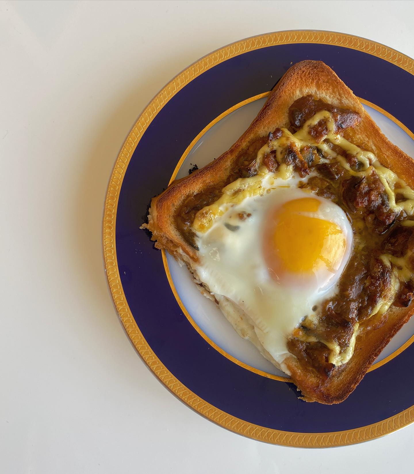 口コミ投稿：Curry toast #breakfast サバカリーを使って朝ごはん🍞マヨで卵の土手を作ろうと思っ…