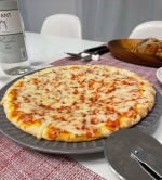 ⑅︎◡̈︎*昨日の晩御飯#マルゲリータピザ#茄子とトマトのパスタ #白ワイン#缶チューハイ#ヴァルピザマルゲリータ　をいただきました😋本場イタリア直輸入の冷…のInstagram画像