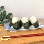 【おいしいお米でおにぎり】⁡お米屋さんで見かけて気になっていた岩手県のお米「金色の風」でおにぎりごはん✨⁡⁡おにぎり用にちょっと水分少なめで炊いてみたのですが、ふん…のInstagram画像