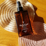 オーガニックヘアオイル🌿ハーバリーフオーガニックヘアオイル🌼VC-IP(ビタミンC誘導体)が、傷んだ髪を集中補修🌼厳選された国際基準のオーガニック成分配合🌼パラベン、合成色素、…のInstagram画像