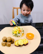 A kitchen item that can be used as a cutting board or a plate🍽🍳My son looks happy too🍚An efficie…のInstagram画像